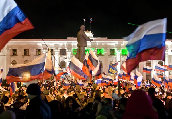 Pro-Russian people celebrate in Lenin Square, in Simferopol, Ukraine, Sunday, March 16, 2014. - Sputnik International