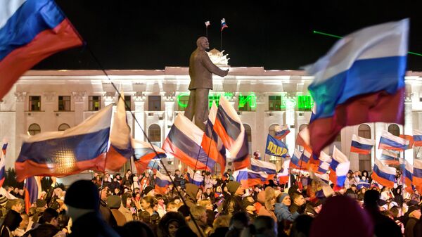 Pro-Russian people celebrate in Lenin Square, in Simferopol, Ukraine, Sunday, March 16, 2014. - Sputnik International