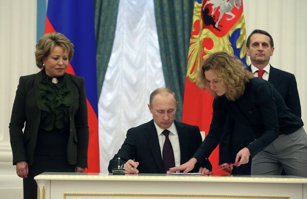 Russian President Vladimir Putin signing the bills which would return Crimea to Russia. Moscow Kremlin, Friday, March 21, 2014. Russian President Vladimir Putin signing the bills which would return Crimea to Russia. Moscow Kremlin, Friday, March 21, 2014. - Sputnik International