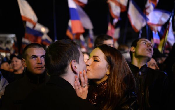 A file picture taken on March 16, 2014 shows a Crimean couple kissing as people celebrate in Simferopol's Lenin Square after exit polls showed that about 93 percent of voters in Ukraine's Crimea region supported union with Russia. - Sputnik International