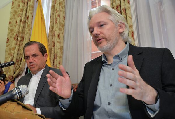 Julian Assange with Ecuadorian Foreign Minister Ricardo Patiño in an August 8, 2014 press conference. Julian Assange with Ecuadorian Foreign Minister Ricardo Patiño in an August 8, 2014 press conference. - Sputnik International