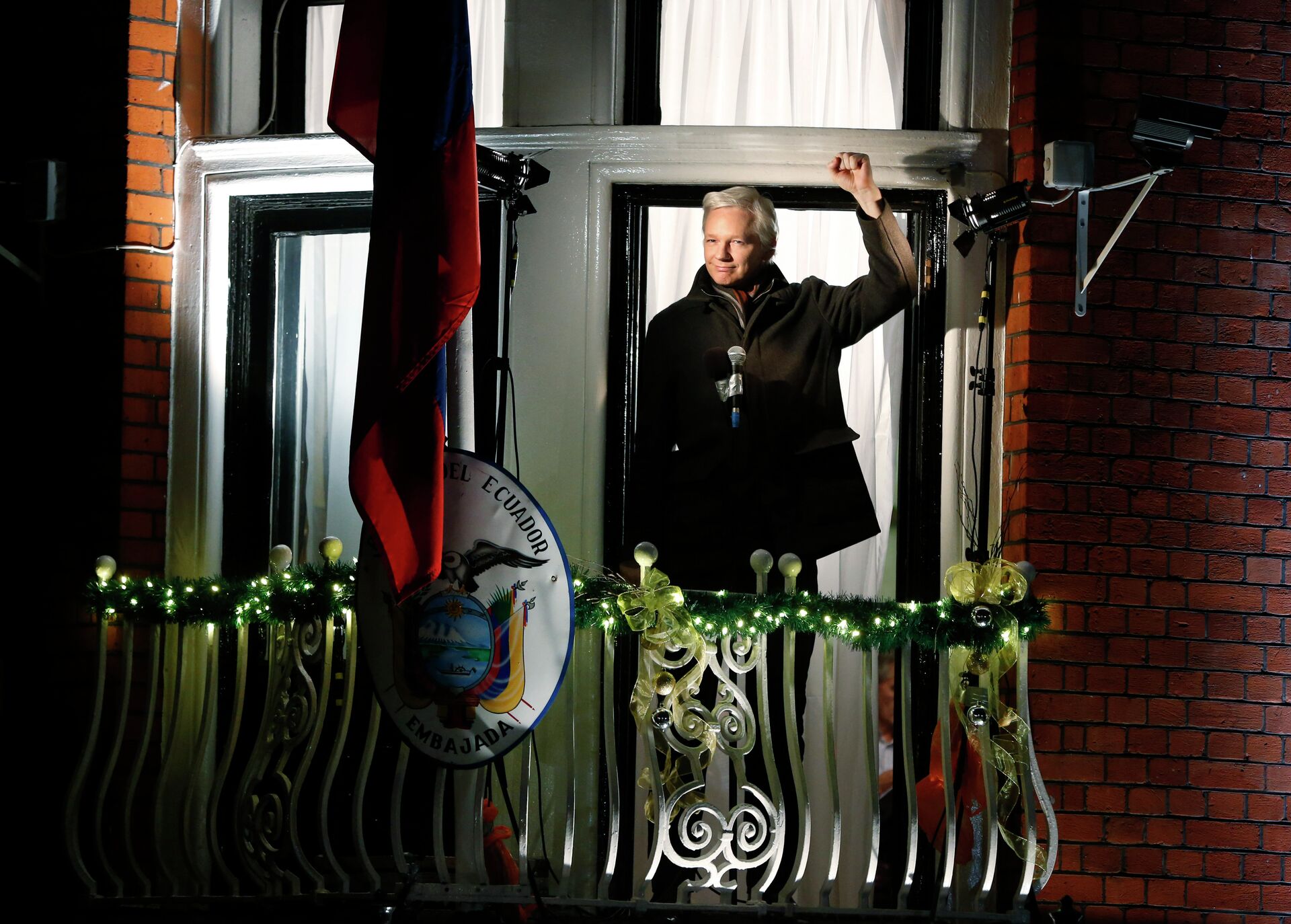 Julian Assange holds a press conference from a balcony at the Ecuadorian embassy in London on Dec. 20 2012 to mark six months since he first took refuge there on June 20 to avoid extradition to Sweden to faces sexual assault charges. - Sputnik International, 1920, 21.06.2022