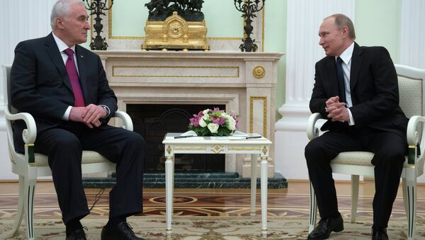 Russian President Vladimir Putin, right, and South Ossetian President Leonid Tibilov meet in the Kremlin - Sputnik International