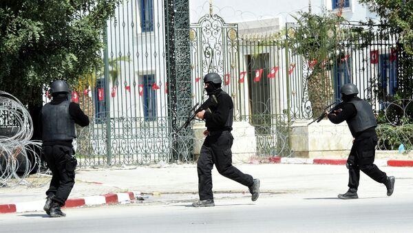 Tunisian security forces secure the area after gunmen attacked Tunis' famed Bardo Museum on March 18, 2015 - Sputnik International