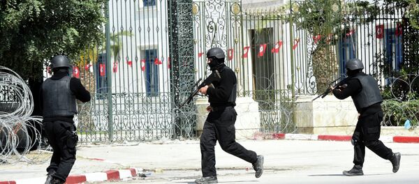Tunisian security forces secure the area after gunmen attacked Tunis' famed Bardo Museum on March 18, 2015 - Sputnik International