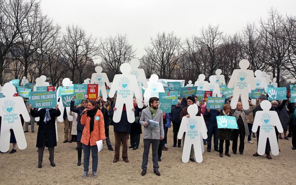 Demonstrators gather near the French National Assembly holding white silhouettes as part of a silent protest against euthanasia in Paris. Demonstrators gather near the French National Assembly holding white silhouettes as part of a silent protest against euthanasia in Paris. - Sputnik International