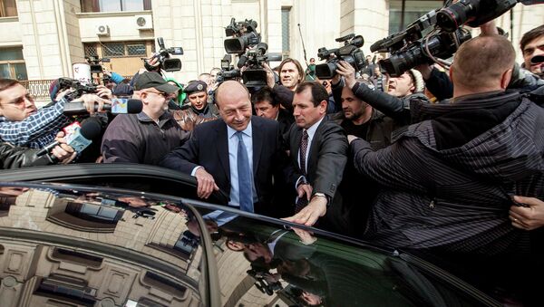 Former Romanian President Traian Basescu (C) - Sputnik International
