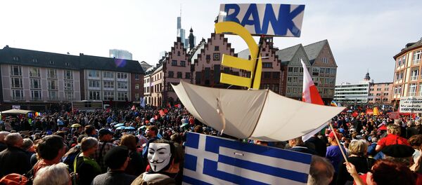 Protesters demonstrate in front of the Roemer in the central square in Frankfurt's old town March 18, 2015, after the inauguration of the European Central Bank (ECB) new headquarters - Sputnik International