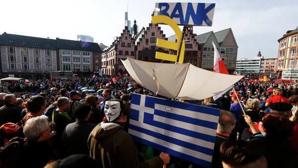 Protesters demonstrate in front of the Roemer in the central square in Frankfurt's old town March 18, 2015, after the inauguration of the European Central Bank (ECB) new headquarters - Sputnik International