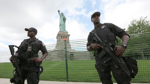 United States Park police swat team members stand guard at the Statue of Liberty in New York - Sputnik International