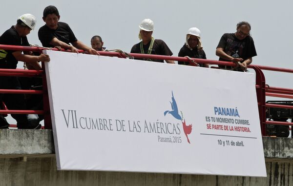 Workers install a banner announcing the upcoming 7th Summit of the Americas in Panama City - Sputnik International
