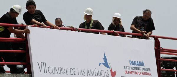 Workers install a banner announcing the upcoming 7th Summit of the Americas in Panama City - Sputnik International