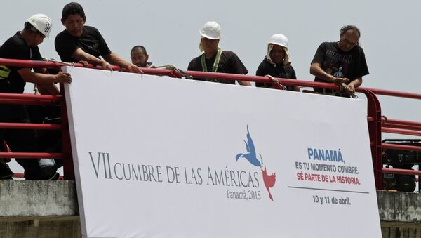 Workers install a banner announcing the upcoming 7th Summit of the Americas in Panama City - Sputnik International