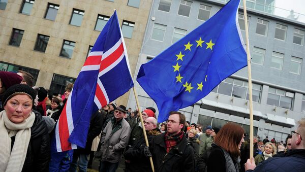 People rally during a protest against the Icelandic government's decision not to start negotiations with the European Union about joining the bloc, in Reykjavik - Sputnik International