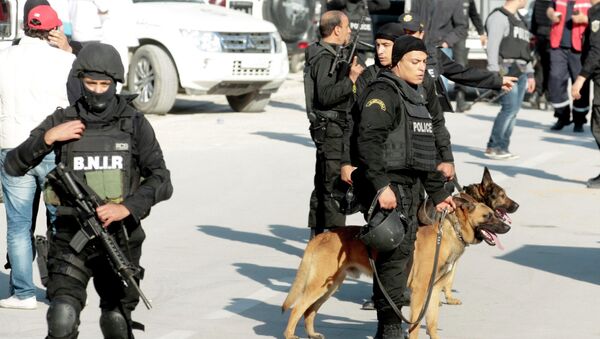 Police lead their dogs during the attack by gunmen on Tunisia's national museum in Tunis. - Sputnik International