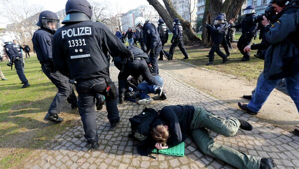 Policemen detain members of 'Blockupy' anti-capitalist movement near the European Central Bank (ECB) building before the official opening of its new headquarters in Frankfurt March 18, 2015 - Sputnik International