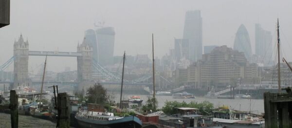 Tower Bridge and the high rise towers of the City of London are shrouded in smog - Sputnik International