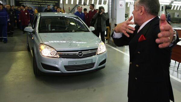The first Opel car assembled at the Avtotor Kaliningrad plant. Right: Avtotor Holding director general Valery Gorbunov - Sputnik International