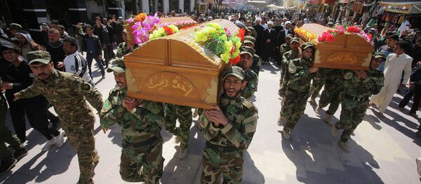 Mourners chant slogans against the Islamic State group during the funeral procession of three members of a Shiite group - Sputnik International