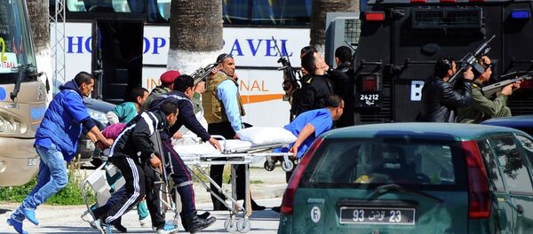 Escorted by security forces, rescue workers pull an empty stretcher outside the Bardo museum Wednesday, March 18, 2015 in Tunis - Sputnik International