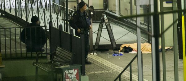 A police officer stands near one of the victims at the scene of a fatal shooting in Gothenburg, March 18, 2015 A police officer stands near one of the victims at the scene of a fatal shooting in Gothenburg, March 18, 2015 - Sputnik International