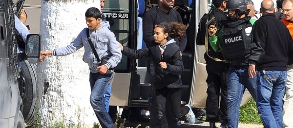 Tourists and visitors from the Bardo museum are evacuated in Tunis, Wednesday, March 18, 2015 in Tunis, Tunisia - Sputnik International