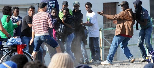 Dozens were hurt on the early hours after clashes broke out in the port of Calais between hundreds of African migrants seeking to cross the Channel to England Dozens were hurt on the early hours after clashes broke out in the port of Calais between hundreds of African migrants seeking to cross the Channel to England - Sputnik International
