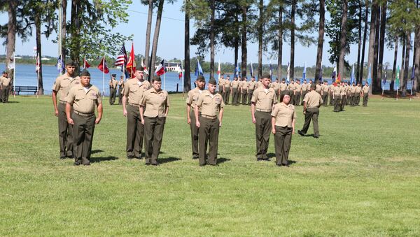 US Marine Parade staff stand at the position of attention at Camp Johnson, NC. - Sputnik International