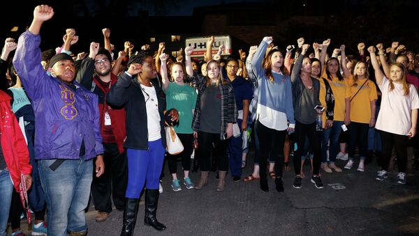 University of Oklahoma students rally outside the now closed University of Oklahoma's Sigma Alpha Epsilon fraternity house during a rally in reaction to an incident in which members of a fraternity were caught on video chanting a racial slur, in Norman, Okla. - Sputnik International