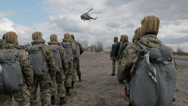 Ukrainian army soldiers perform a military exercise at a training ground outside Zhitomir, Ukraine - Sputnik International