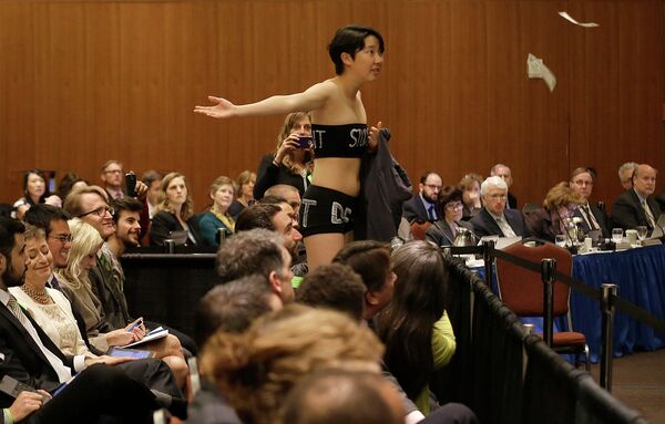 University of California Berkeley student Kristian Kim throws fake money while starting a protest during a UC Board of Regents meeting in San Francisco - Sputnik International