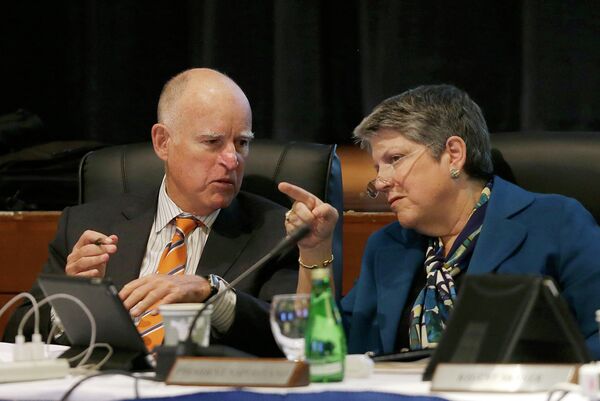 University of California president Janet Napolitano talks with Gov. Jerry Brown during a UC Board of Regents meeting in San Francisco. Napolitani publicly apologized Thursday, March 19, 2015, for calling chants by students protesting tuition hikes “crap,” a remark overheard on an open microphone at the regents meeting Wednesday - Sputnik International