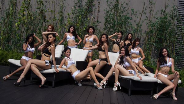 Participants of Model of the World Malaysia 2015 pageant pose for media at a hotel outside Kuala Lumpur, Malaysia on Tuesday, March 17, 2015 - Sputnik International