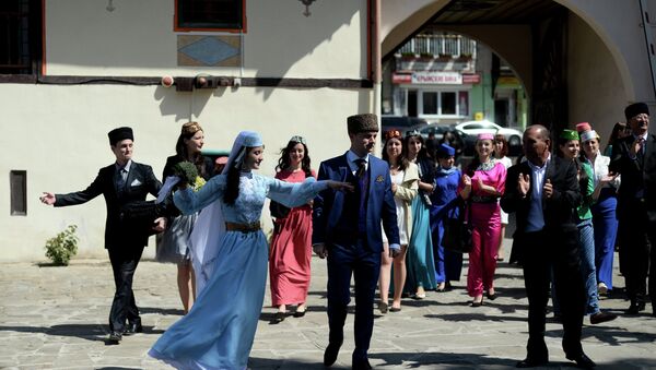 Crimean Tatars perform ethnic dances during a wedding at the Khansarai Khans' Palace, part of the Bakhchisarai Historical Cultural Reserve in the southern Crimea - Sputnik International