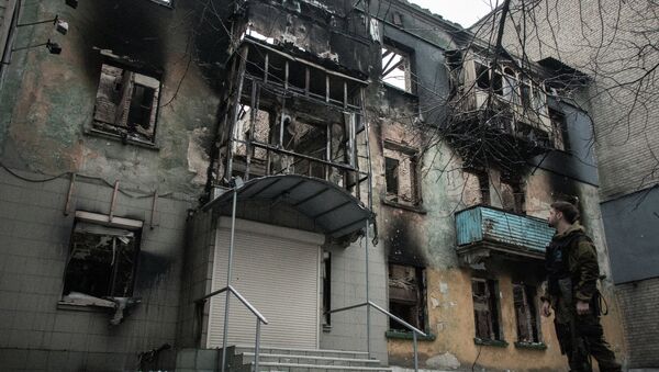 An apartment building in Debaltsevo destroyed by shelling - Sputnik International