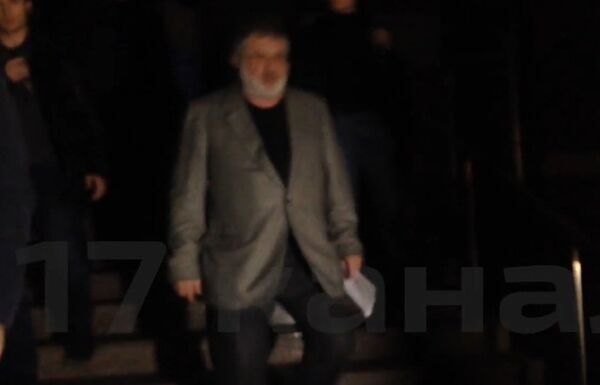 Igor Kolomoisky leaving Ukrtransnafta after forceful breaking in. Igor Kolomoisky leaving Ukrtransnafta after forceful breaking in. - Sputnik International