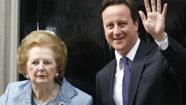 Britain's Prime Minister David Cameron, right, poses with former Prime Minister Margaret Thatcher - Sputnik International
