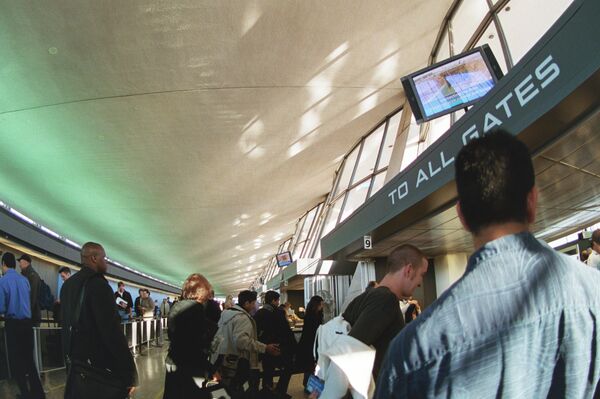 The morning rush through the security gate at Dulles Airport. - Sputnik International