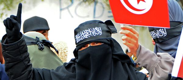 A Tunisian salafist woman demonstrates in front of the building of Tunisian national television in Tunis, Tunisia A Tunisian salafist woman demonstrates in front of the building of Tunisian national television in Tunis, Tunisia - Sputnik International