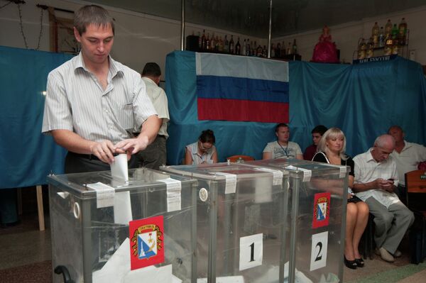 A man in Sevastopol casts his ballot. A man in Sevastopol casts his ballot. - Sputnik International