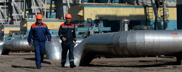 Gas pipeline station workers passing the gas pressure engines in Zakarpattia region, Western Ukraine - Sputnik International