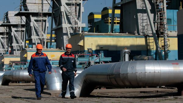 Gas pipeline station workers passing the gas pressure engines in Zakarpattia region, Western Ukraine - Sputnik International