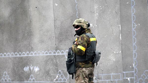 A Ukrainian government soldier stands guard in the town of Debaltseve, Ukraine - Sputnik International