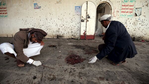 Crime scene investigators work after a suicide bomb attack at a mosque in Sanaa March 20, 2015 - Sputnik International