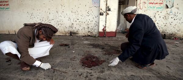 Crime scene investigators work after a suicide bomb attack at a mosque in Sanaa March 20, 2015 - Sputnik International
