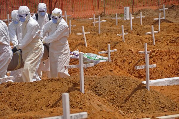 Health workers carry the body, of a person that they suspected died from the Ebola virus at a new graveyard on the outskirts of Monrovia, Liberia, Wednesday, March 11, 2015 Health workers carry the body, of a person that they suspected died from the Ebola virus at a new graveyard on the outskirts of Monrovia, Liberia, Wednesday, March 11, 2015 - Sputnik International