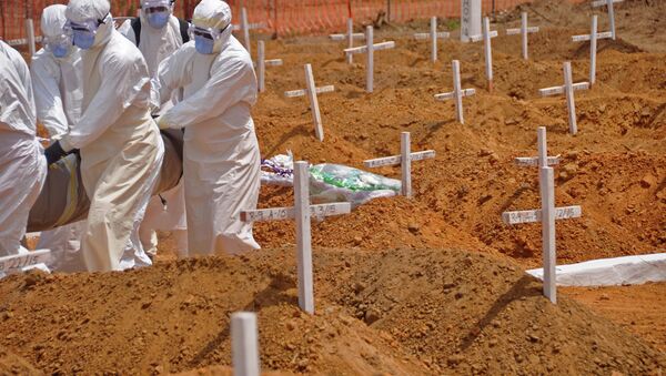 Health workers carry the body, of a person that they suspected died from the Ebola virus at a new graveyard on the outskirts of Monrovia, Liberia, Wednesday, March 11, 2015 - Sputnik International