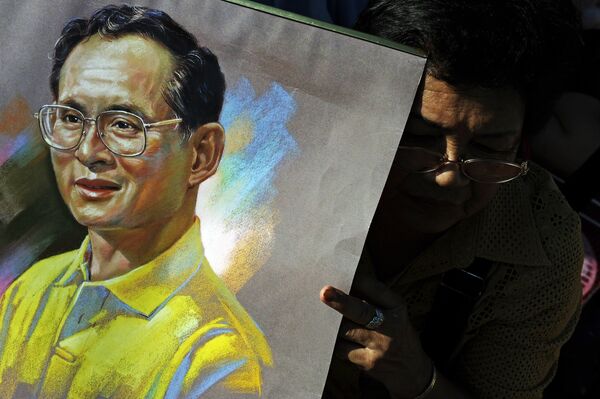 Well-wisher holds a portrait of Thai King Bhumibol  - Sputnik International