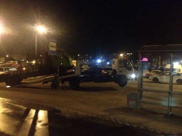 This tow truck is about to get 'towned'. This tow truck is about to get 'towned'. - Sputnik International