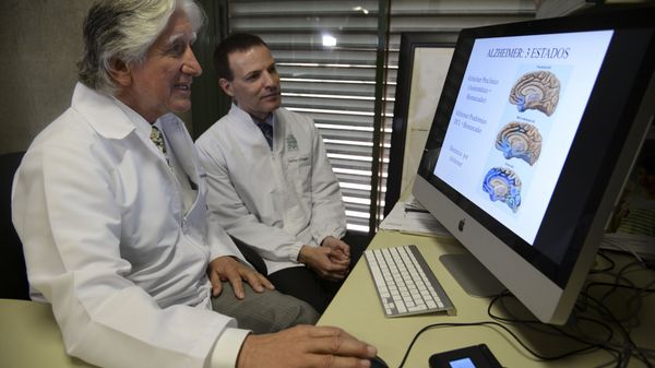 Antioquia University's Neurobanco coordinator, Colombian doctor Carlos Villegas (R), and Neurosciencia Group coordinator Colombian doctor Fransisco Lopera, at the laboratory in Medellin, Antioquia department, Colombia. File photo - Sputnik International